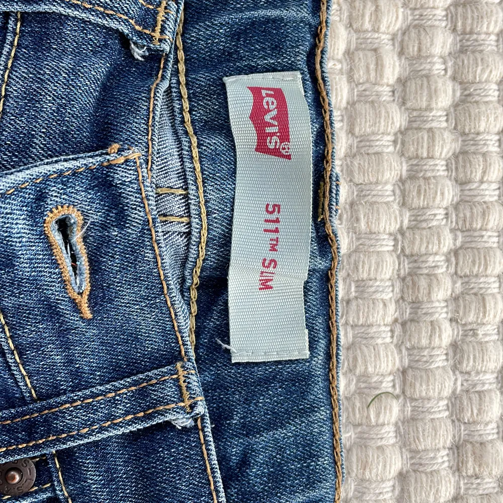 Ett par blåa Levis jeans i storleken 10A. Köparen står för frakt . Jeans & Byxor.