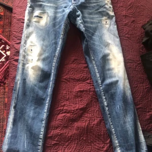 Äkta Disquared 2 storlek 48 - Säljer ett par Dsquared 2 som är äkta använts för provning insåg dem var för små. Helt fel fria kan diskuteras pris i snabbköp.