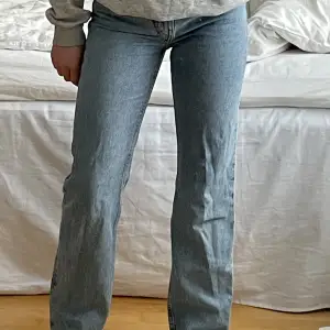 Jättefina mid-rise jeans från Weekday i modellen voyage. Dom är tyvärr för korta i benen för mig och dom är i storleken W24 L30. Köparen står för frakt <3