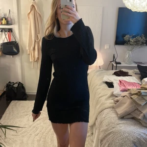 Klänning - Svart krinklad klänning från lager 157. Aldrig använd, lapparna kvar! 💕