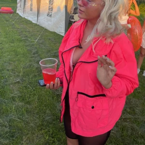 Neonrosa jacka - Nu är det tyvärr dags för mig att sälja min favoritjacka någonsin. Den är en tunn vindjacka men har främst använts några få gånger som accessoar på festival. I fint använt skick, har luva men lite udda design. Nypris 399kr, hund finns i hemmet.