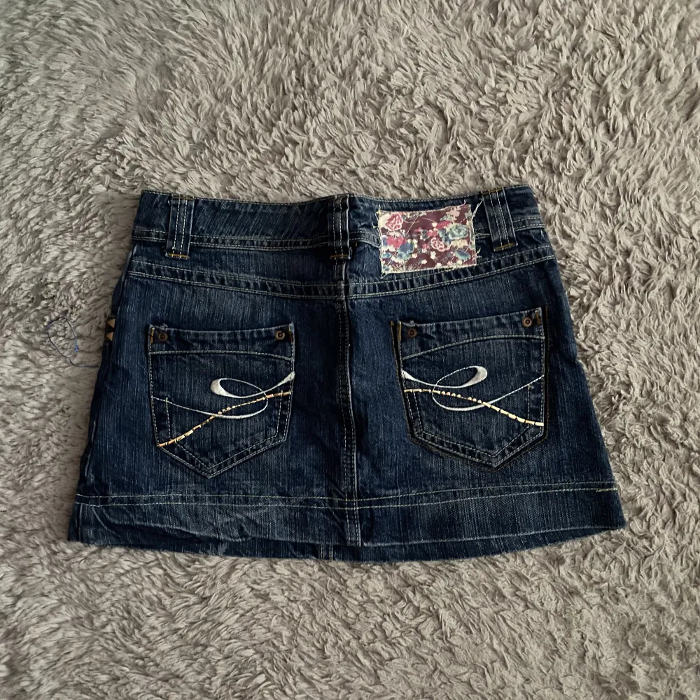 Minikjol i jeans med gulliga detalier på baksidan, ej använd💗. Kjolar.