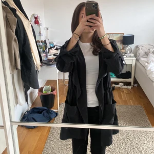 Tunn vår/höst jacka  - En tunn vår/höst jacka. Är i storlek 44 men passar som en S!!