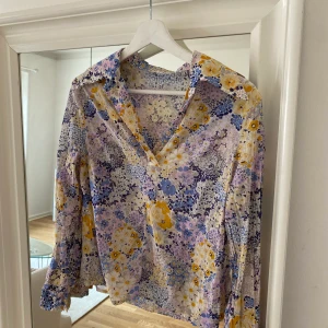 Blus 🌸 - Fin sommarblus storlek xs 🌸💫