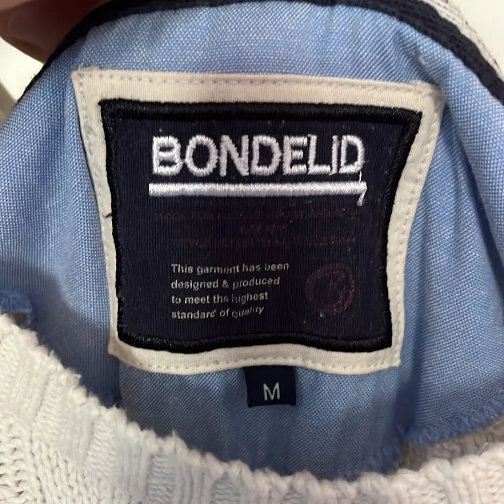 Stickad tröja från Bondelid i storlek M.. Stickat.