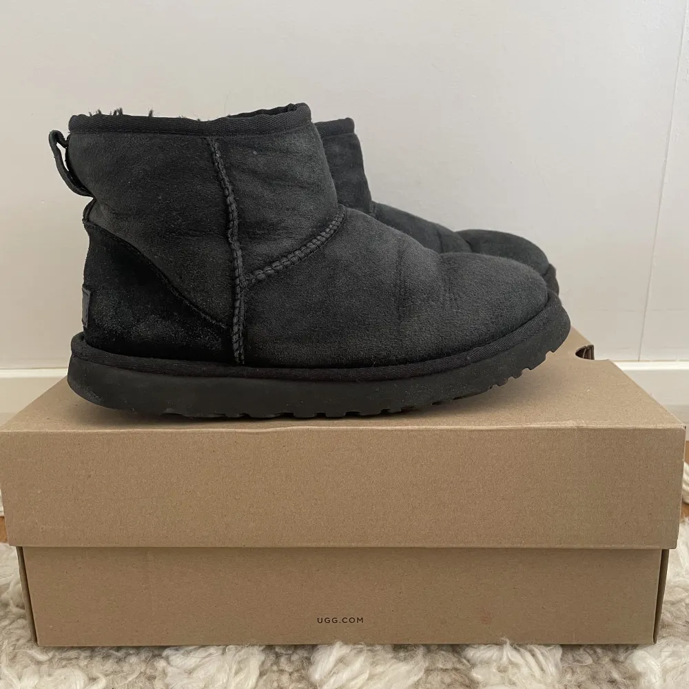 Säljer mina älskade uggs! Väl använda men i fint skick, inga defekter utöver att de är väl använda😊 Tryck inte på köp direkt! . Skor.