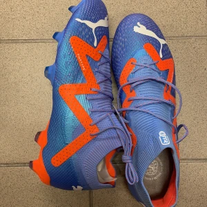 Puma fotbollsskor  - Storlek 43 , future neymar, helt oanvända. Nypris 2500