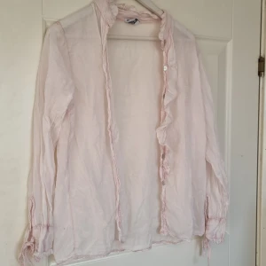 Tunn skjorta  - Tunn skjorta perfekt nu till våren o sommarn o ha över bikinin till exempel! 😍 Bra skick. Står ingen storlek men passar xxs-m beroende på hur löst/tajt man vill ha den. Köparen står för frakt. 