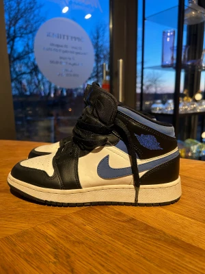Jordan 1 Mid Royal blue - AVSLUTER BUDGIVNINGEN 20/5 20:00!! Jag säljer mina super snygga Jordan 1s Mid i färgen royal blue. Dem är köpta för ca lite mer än 1 år sedan och sparsamt använda. Köpte skorna för 2000kr. Dem är såklart 100% äkta och i jättebra kvalitet