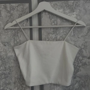 Vitt linne - Säljer denna fina linne med tunna band, aldrig använd de vill säga i toppskick. Passar för folk med mindre byst 🫶🏼