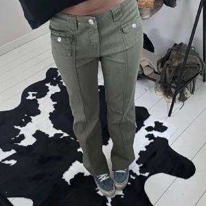 Gröna hm byxor - Låga gröna hm byxor storlek 36, passar mig som har 34 de är stretchiga. Skriv gärna prisförslag.