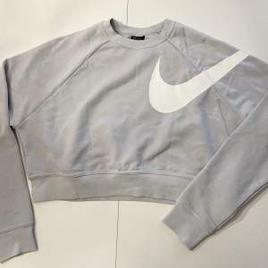 Här kommer en kortare sweatshirt från Nike, i storlek S. Beroende på hur lång man är utformas längden olika. En superfin babyblå färg som inte syns så tydligt på bilden.. Använt kanske tre gånger = i superfint skick!