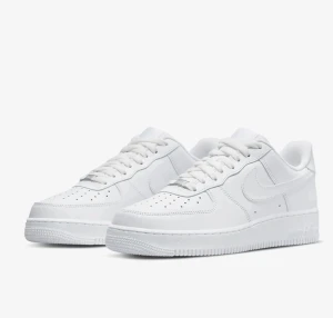 SÖKER NIKE ARI FORCE 1 - Ja behöver verkligen köpa dessa skor! Så ja söker ett par, de spelar ingen roll vilken färg loggan är men sålänge själva skon är vit, hör av dig om du säljer ett par i strl 36-38 för typ 200-400kr❤️✨💸