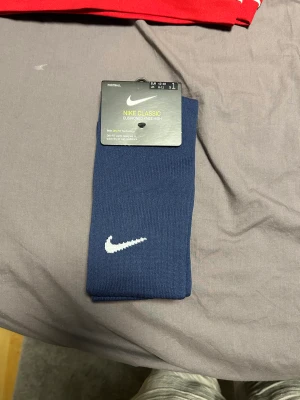 Nike strumpor - Säljer dessa helt nya Nike fotbollsstrumporna pga att jag aldrig hann använda dem.  Nypris 169kr.  Hör av dig om du har fler frågor😊