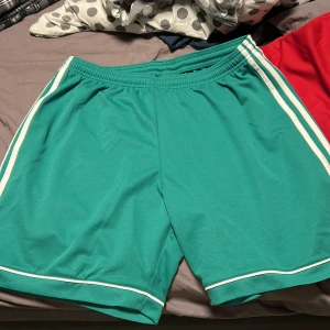 Adidas shorts - Säljer dessa helt nya adidas shorts pga att de aldrig används. Nypris 200kr.  Hör av dig om du har fler frågor😊