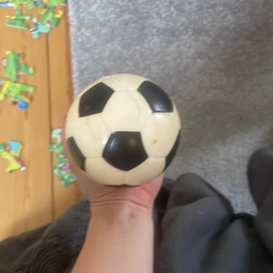 En minifotboll - Den är perfekt för barn i  6, 7-års åldern som vill lära sig spela fotboll.Den är svart och vit. En kostar 30 Två kostar 60 Tre kostar 105 Hoppas ni gillar mina annonser och att ni vill köpa nåt av mig följ mig gärna hejdå ses snart igen 💜💙💚💛