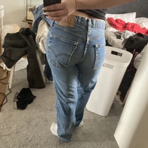 Levisjeans - Köpta här på plick och dem är insydda mellan benen (skriv privat för bilder+frågor). 