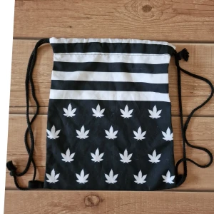 Väska / ryggsäck / påse i 420 adidas stuk - Cool annorlunda väska, aldrig använd.