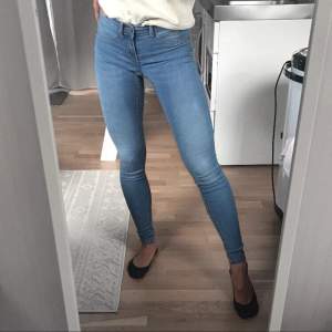 De perfekta blå jeansen! Inköpspris 299kr, säljs för 100kr. Tajta, stretchiga, supersköna jeans från Gina. 98% Bomull, 2% Elastan