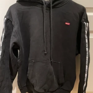 Levi’s hoodie - Svart/grå, wash out Levi’s hoodie i storlek XS. Priset kan diskuteras💗