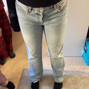 Blåa zara jeans - Säljer dessa ljus blåa zara jeans i storlek 40. Säljer jeansen då dom är lite för stora för mig. Byxorna är i bra skick och väldigt fräscha. Säljer dom för 300 + frakt men pris kan diskuteras💗💗