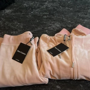 Juciy couture  - Säljer mitt Helr nya sett då dom inte passar mig. Byxan är i storlek xxs och koftan i s. Byxan är i modell layla low rise flare. Priset kan diskuteras vid snabb affärer.
