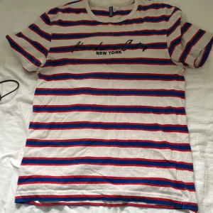 Harlem City ”New York” tee - Vitblåröd randig tröja som inte kommit till användning strl S !köparen står för frakten!