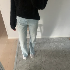 Blåa jeans Gina tricot  - Blåa högmidjade jeans i storlek 32 från Gina tricot. Säljer då dem är lite för stora för mig. Köpta för 599kr.