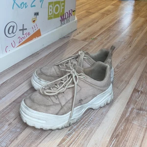 Beigea sneakers - Säljer mina beigea lite chunky sneakers då dom inte används längre