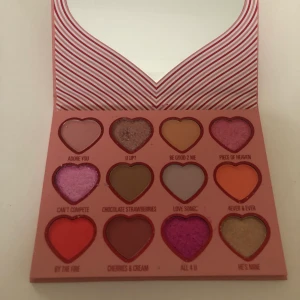 Ögonskugga - Sparsamt använd ögonskugga från Kylie cosmetisk alla hjärtans dag kollektion.