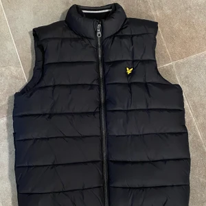 Lyle & Scott väst i stl 12/13 year  - Säljer denna jättefina väst från Lyle & Scott då den blivit för liten för mig. Den är i väldigt bra skick och skulle passa på en xs/s. Skriv för flera bilder😊 Frakt ingår inte
