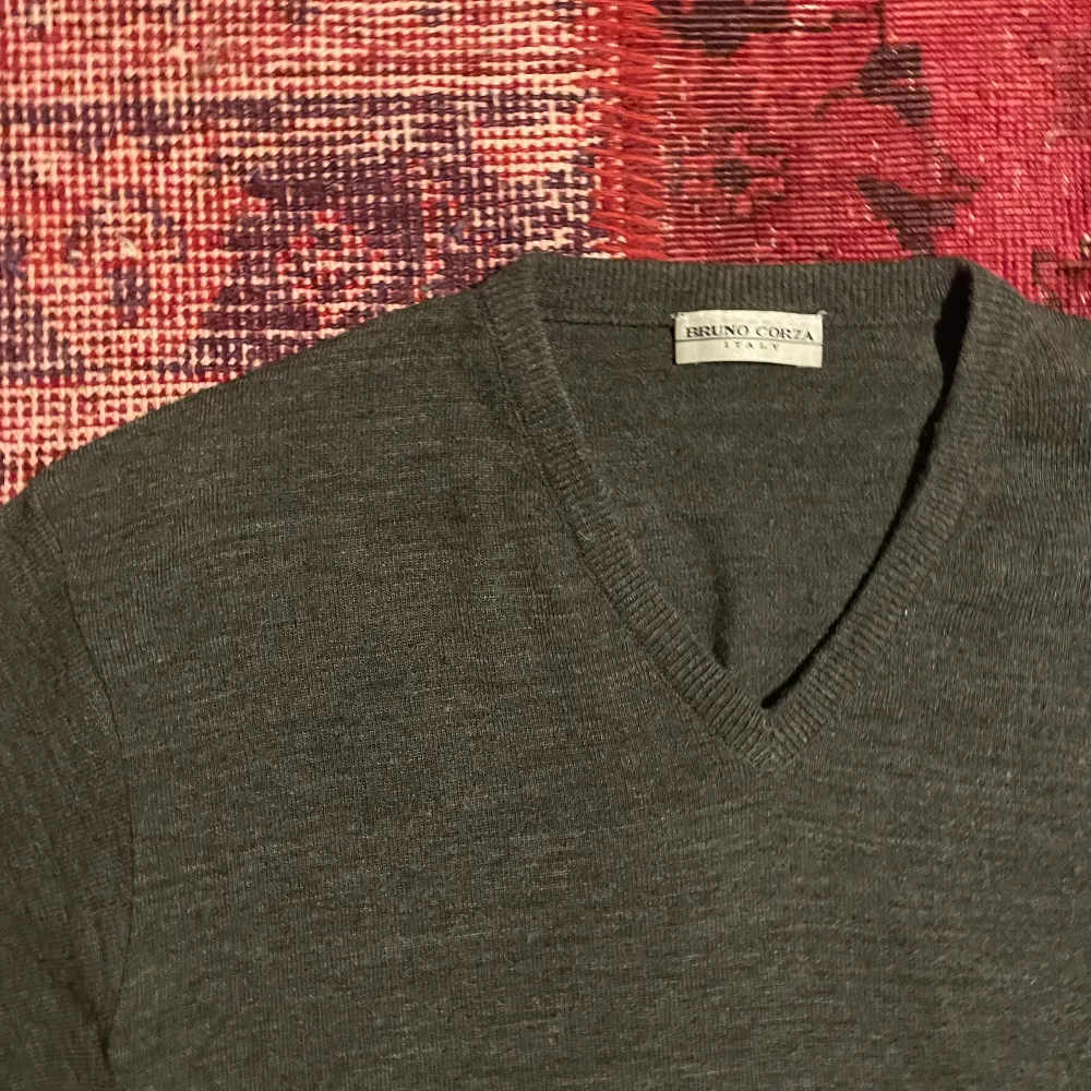 Tvär fet stickad tröja från Corzo italy, den har en skön färg som passar med allt och är i dunder skick (skriv för mer info). Stickat.