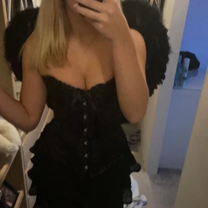 Perfekt halloweenkostym nu till när Halloween börjar - Allt är endast använt 1 gång och allt är som nytt i kvaliten. (ALLT KÖPTES SAMMANLAGT FÖR 797kr!!!) och nu säljs för 500kr!!! Storleken på korsetten är jätte justerbar så den går att få i lite vilken storlek som hellst!!!