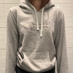 Hoodie - Super skön och snygg hoodie från champion. Använd men i bra skick. Storlek L i barn vilket gör att den blir en xs/s och passar därför xs och s. Frakt är inte inkluderat i priset och betalning sker via Swish. 