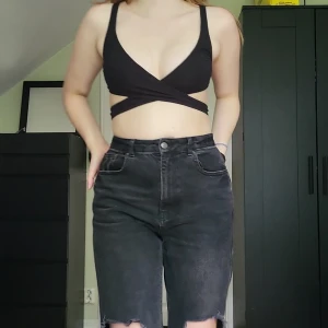 Svart topp/bralette - Svart söt liten sommar topp från Motel Rocks. Fin till sommaren eller till fest för att ha som en bralette. 