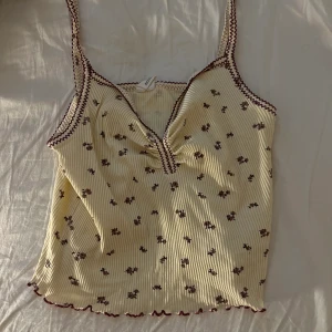 linne urban outfitters - ljusgult linne med blommor och lila detaljer från urban outfitters! säljer pga för stor. kan mötas upp i stockholm ((: