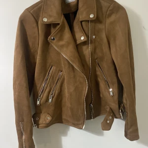 Mocha jacka  - Storlek: XS/S Använt 1 gång  