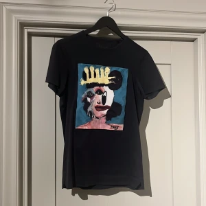 Limitato t-shirt - Limitato t-shirt i bra skick storlek XS