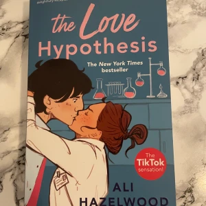 The love hypothesis  - Har aldrig läst boken då jag inte haft tid och känner för att sälja den! Helt ny alltså!
