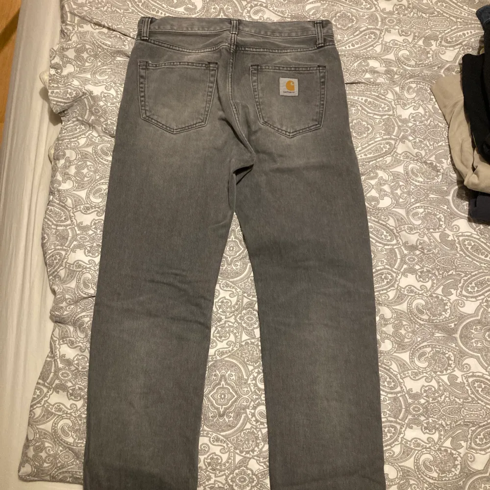 Nästan helt oanvända Carhartt Jeans!  Köpta nya men inte kommit till användning. Jeans & Byxor.