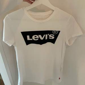 T-shirt från Levis i storlek XS. Fint skick, säljes på grund av garderobsrensning.