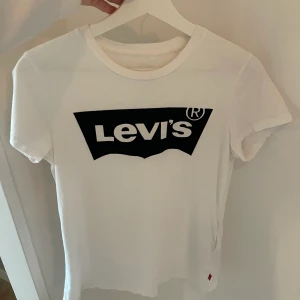 Levis tröja  - T-shirt från Levis i storlek XS. Fint skick, säljes på grund av garderobsrensning.