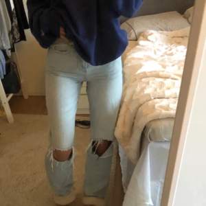 Lånad bild! Snygga jeans i storkel S. Bra skick! Skriv privat för mer bilder/frågor!⚡