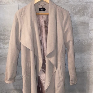 Jacka från only  - Längre beige jacka från only, mycket snygg och perfekt som höst/vårjacka