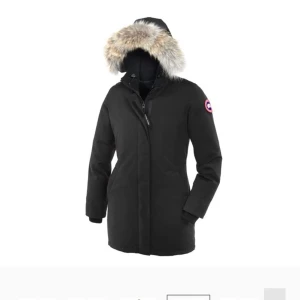 Canada goose XS - Säljer min canada goose i modellen Victoria parka. XS, passar S. köpt på lännasport för prick ett år sedan. Använd en vinter, inga skador, den går att kemtvätta, färgen sitter helt kvar, pälsen är perfekt. Köpt för ungefär 10 tusen. 