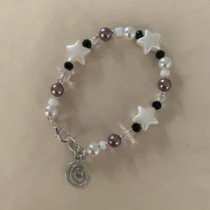 mae: star girl  - as snyggt armband med en spiral ꩜ (spiralen är även handgjord) använt med mina sista lila pärlor :/ pris blir runt 60-80kr + 13kr frakt 