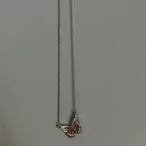 Gulligt fjärilhalsband - Oanvänt.