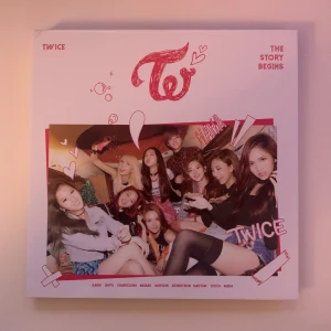 KPOP TWICE the story begins  - fint skick, ingår allt som visas. inga photocards!