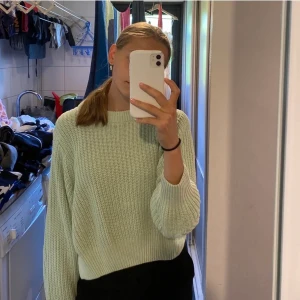 Grön tröja - Grön stickad tröja från gina, den är i väldigt bra skick, pris kan diskuteras vid snabb affär💚 