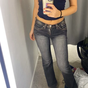 Grå vintage levis jeans!! - Lite utsvängda, skitsnygga, säljer då de är lite för små för mig som har S/M, bra i längd dock för mig som är 167/168🥲sjukt snygg wash och de perfekta lågmidjade utsvängda vintage jeansen!! Midjemått 72 cm, innerbenet 74 cm
